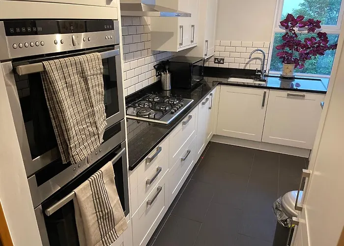 Spacious 2-Bedroom Flat Near Surbiton Station