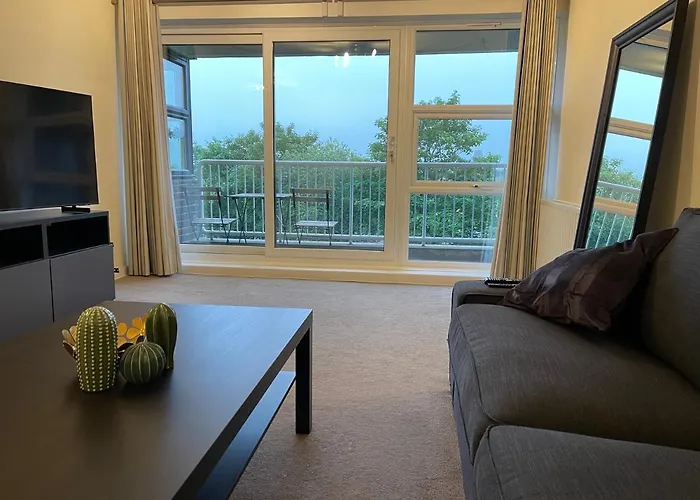 Spacious 2-Bedroom Flat Near Surbiton Station