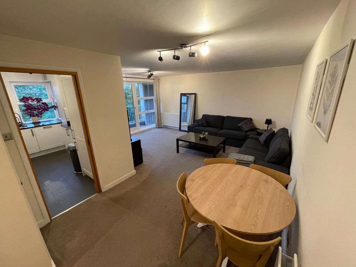 Spacious 2-bedroom Flat Near Station Surbiton
