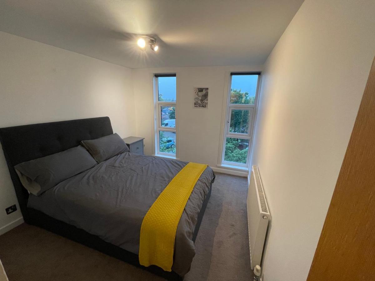 Spacious 2-bedroom Flat Near Station