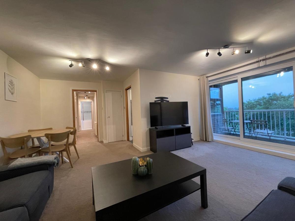 Spacious 2-bedroom Flat Near Station * Surbiton